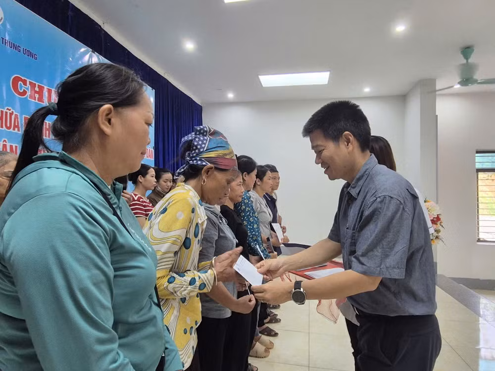 Trao quà cho 20 hộ dân bị ảnh hưởng nặng nề bởi bão lũ.