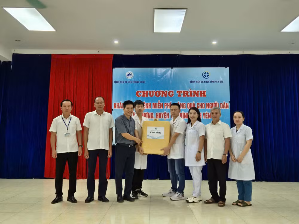 Phó Giáo sư, Tiến sĩ Lê Hữu Doanh, Giám đốc Bệnh viện Da liễu Trung ương tặng một số trang thiết bị cho trạm y tế.