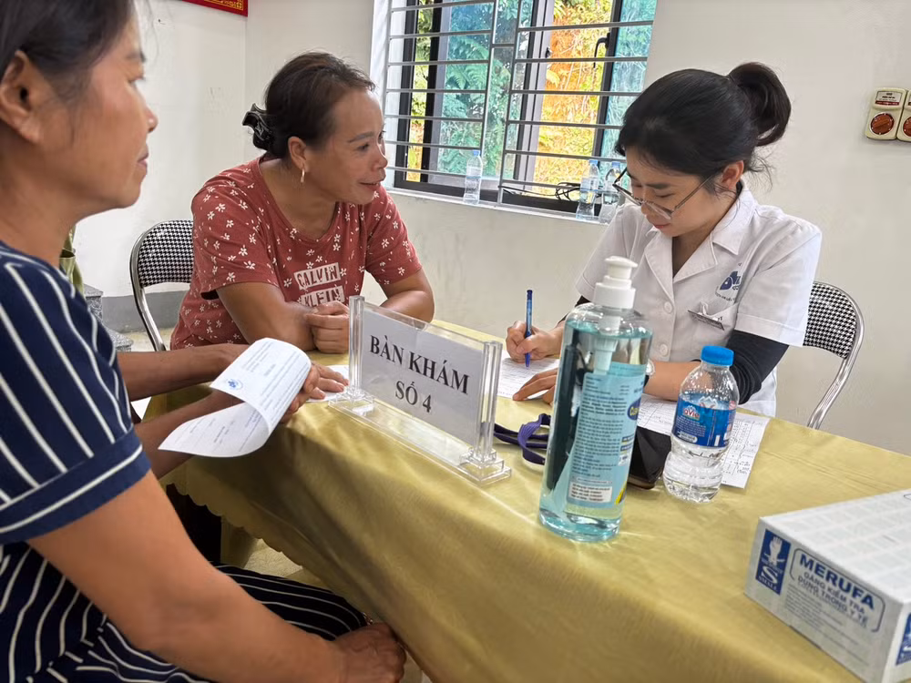 Các bác sĩ khám cho người dân ở Yên Bái.