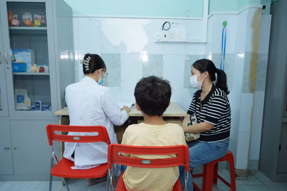 Cha mẹ cho con đi tầm soát về phát triển chiều cao tại Bệnh viện Nguyễn Tri Phương. Cha mẹ cho con đi tầm soát về phát triển chiều cao tại Bệnh viện Nguyễn Tri Phương.