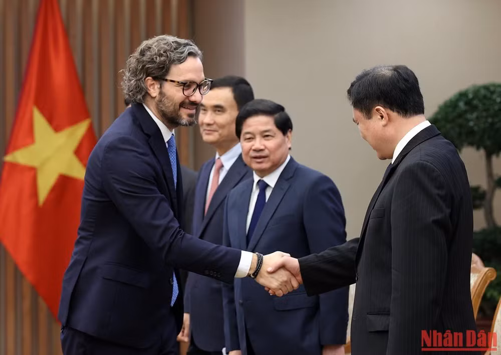 Bộ trưởng Ngoại giao, Ngoại thương và Tôn giáo Argentina Santiago Andres Cafiero với đại diện các bộ, ban, ngành của Chính phủ Việt Nam. Bộ trưởng Ngoại giao, Ngoại thương và Tôn giáo Argentina Santiago Andres Cafiero với đại diện các bộ, ban, ngành của Chính phủ Việt Nam.