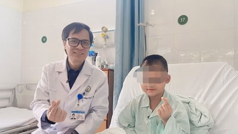 Phó Giáo sư, Tiến sĩ Đồng Văn Hệ, Chủ tịch Hội Phẫu thuật Thần kinh Việt Nam, Phó Giám đốc Bệnh viện Hữu nghị Việt Đức, Giám đốc Trung tâm Phẫu thuật thần kinh chúc mừng bệnh nhi hồi phục. 