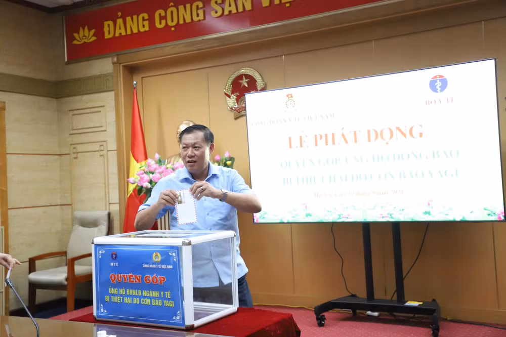 Thứ trưởng Y tế Đỗ Xuân Tuyên kêu gọi, toàn thể cán bộ, công chức, viên chức, người lao động trong toàn ngành y tế bằng cả tình cảm, trách nhiệm, tấm lòng nhân ái chung tay quyên góp, ủng hộ đồng bào bị thiệt hại do lũ gây ra cho nhiều địa phương, nhiều gia đình, trong đó có nhiều người lao động của ngành y tế. Thứ trưởng Y tế Đỗ Xuân Tuyên kêu gọi, toàn thể cán bộ, công chức, viên chức, người lao động trong toàn ngành y tế bằng cả tình cảm, trách nhiệm, tấm lòng nhân ái chung tay quyên góp, ủng hộ đồng bào bị thiệt hại do lũ gây ra cho nhiều địa phương, nhiều gia đình, trong đó có nhiều người lao động của ngành y tế.