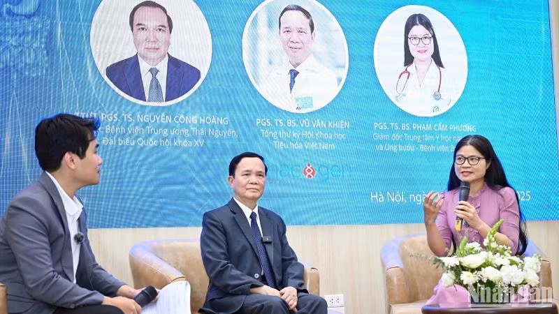 Phó Giáo sư, Tiến sĩ Phạm Cẩm Phương chia sẻ thông tin chuyên môn. (Ảnh: THÀNH ĐẠT)