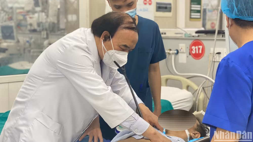 PGS, TS Nguyễn Văn Chi khám cho bệnh nhân.