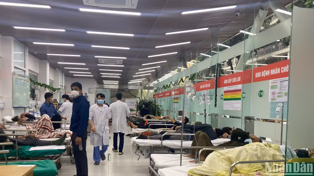 Bệnh nhân nằm tại Trung tâm cấp cứu A9, Bệnh viện Bạch Mai tăng do thời tiết lạnh và ẩm.