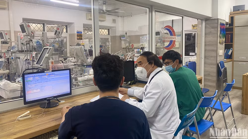 PGS, TS Nguyễn Văn Chi, Trung tâm Cấp cứu A9, Bệnh viện Bạch Mai hội chẩn cấp cứu. 