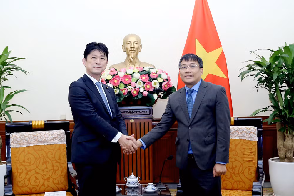 Thứ trưởng Thường trực Bộ Ngoại giao Nguyễn Minh Vũ đã tiến hành hội đàm với ông Komura Masahiro, Hạ nghị sĩ, Thứ trưởng Ngoại giao Nhật Bản.