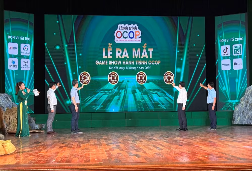 Các đại biểu chứng kiến lễ ra mắt chương trình.