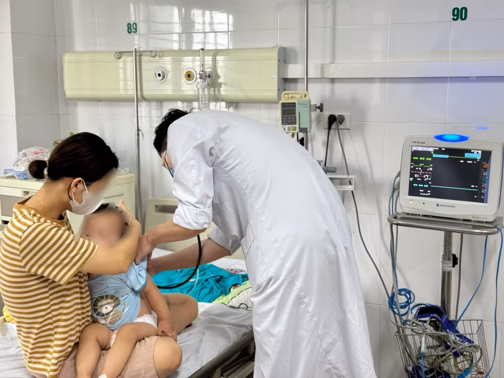 Bệnh nhi mắc cúm B đang nằm điều trị tại bệnh viện.