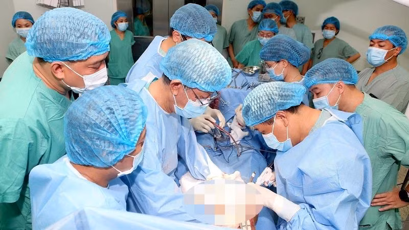 Các bác sĩ tiến hành lấy tạng của người hiến.