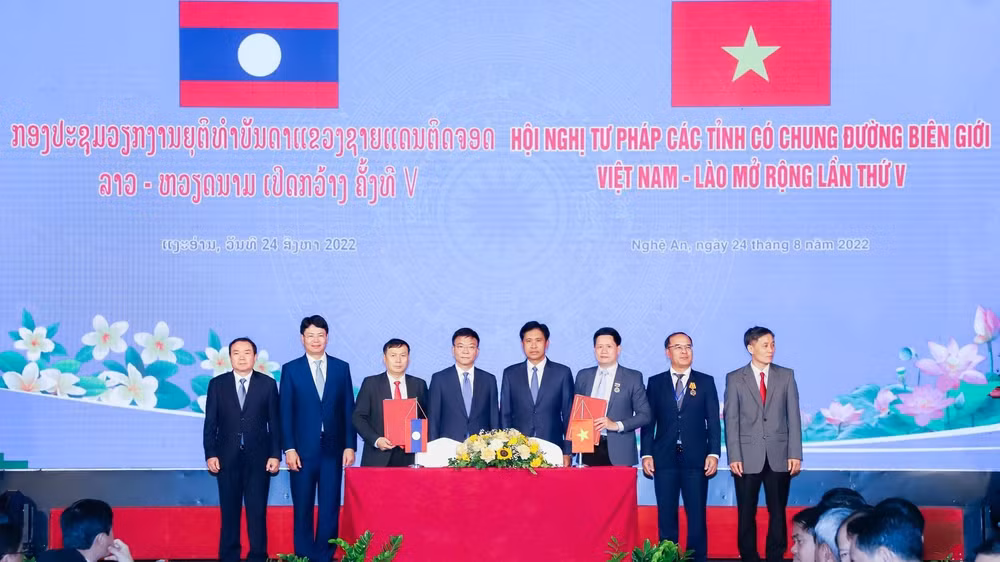 Lãnh đạo Bộ Tư pháp Việt Nam và Bộ Tư pháp Lào ký kết Chương trình hợp tác năm 2023.