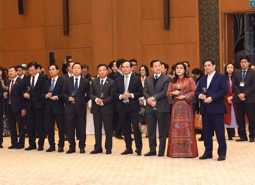 Thủ tướng Phạm Minh Chính, Phu nhân cùng các đồng chí lãnh đạo tại buổi chiêu đãi Đoàn Ngoại giao. Thủ tướng Phạm Minh Chính, Phu nhân cùng các đồng chí lãnh đạo tại buổi chiêu đãi Đoàn Ngoại giao.