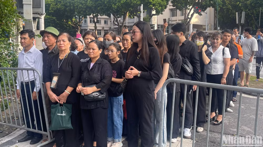 Người dân xếp hàng chờ vào viếng Tổng Bí thư tại Nhà Tang lễ Quốc gia, số 5 Trần Thánh Tông.