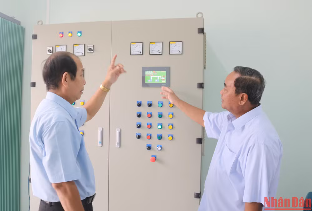 Trạm cấp nước xã Ngũ Lạc, huyện Duyên Hải được lắp đặt thiết bị vận hành điện hiện đại.