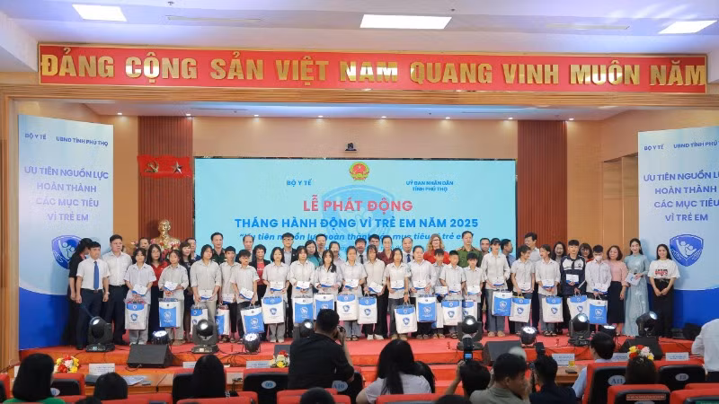 Tặng quà cho các em nhỏ. Tặng quà cho các em nhỏ.