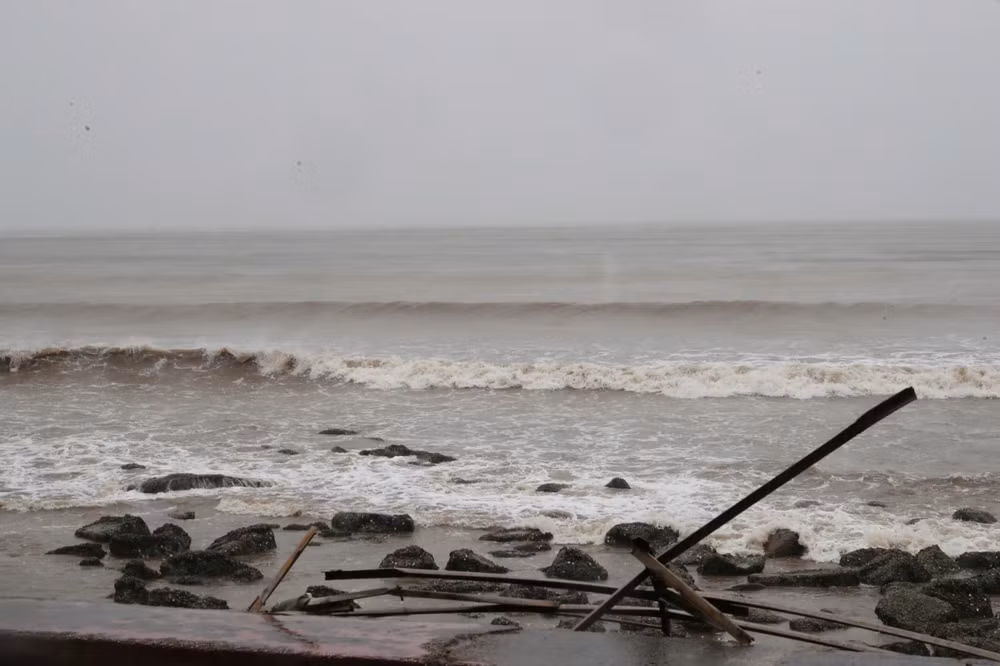 [Live] Bão số 3 di chuyển về phía Tây Bắc Bộ và suy yếu thành áp thấp nhiệt đới ảnh 61