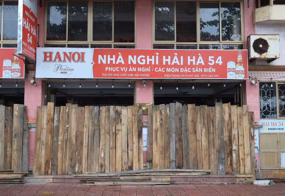 Nhà nghỉ đóng hàng rào gỗ trước cửa để che chắn bão. Nhà nghỉ đóng hàng rào gỗ trước cửa để che chắn bão.