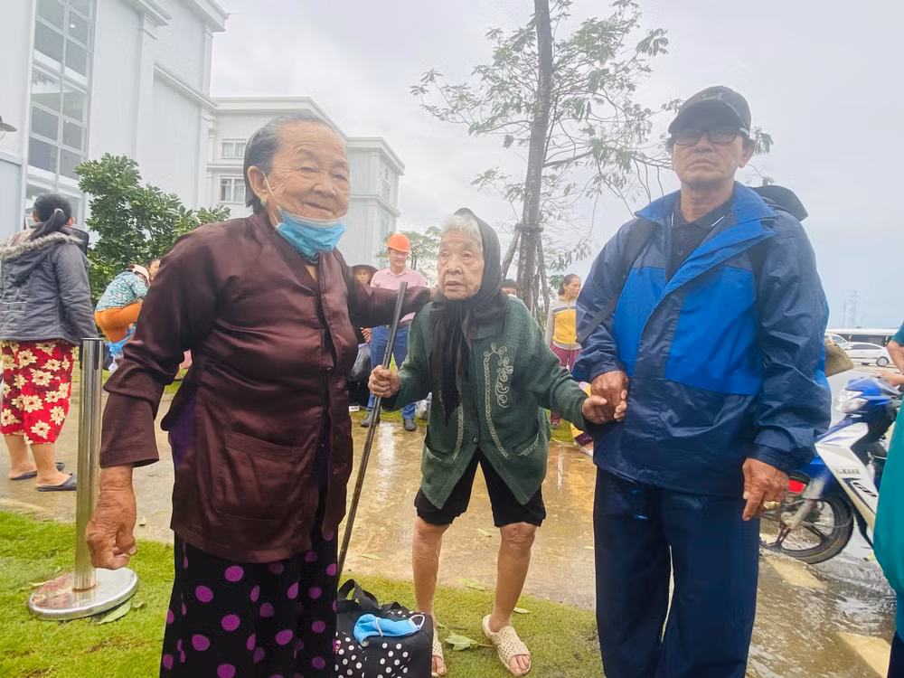 Tại các điểm lưu trú này, rất nhiều người già, người ốm được đưa đón, chăm sóc y tế chu đáo.