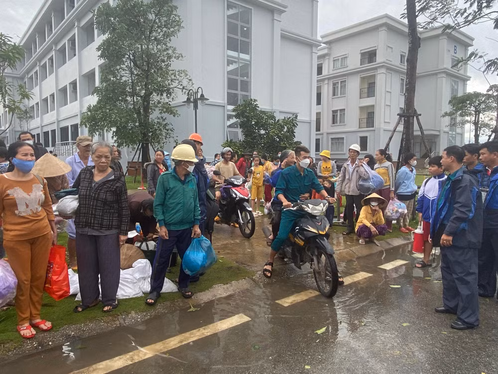 Từ sáng sớm, người dân đã rời khu trung tâm lưu trú tránh bão.