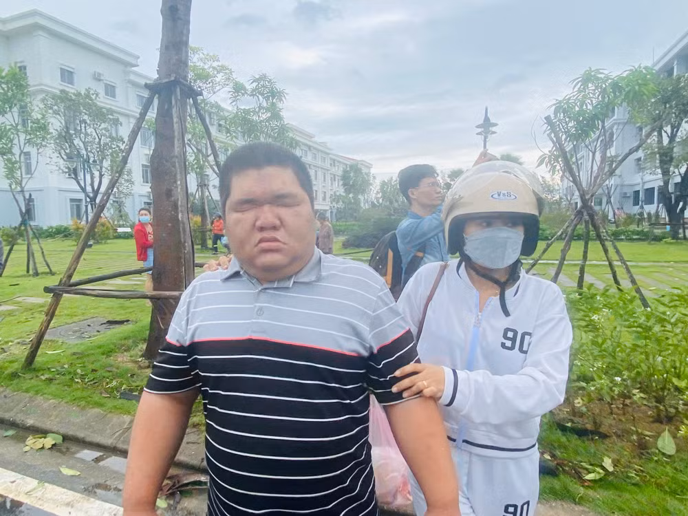 Người dân được hỗ trợ đưa lên xe ô-tô.