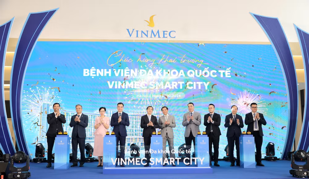 Các đại biểu chứng kiến lễ khai trương bệnh viện. Các đại biểu chứng kiến lễ khai trương bệnh viện.