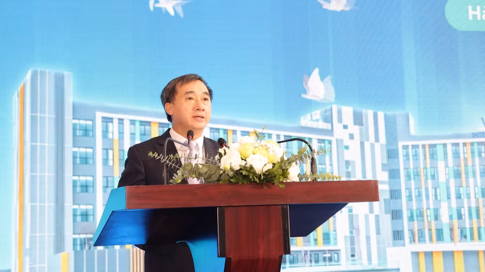 Giáo sư, Tiến sĩ Trần Văn Thuấn, Thứ trưởng Y tế phát biểu tại lễ khai trương.