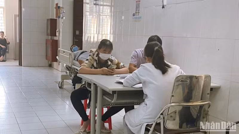 Nhiều gia đình đưa con đến Bệnh viện Bạch Mai khi thấy con có dấu hiệu trầm cảm. (Ảnh minh họa: T.L)