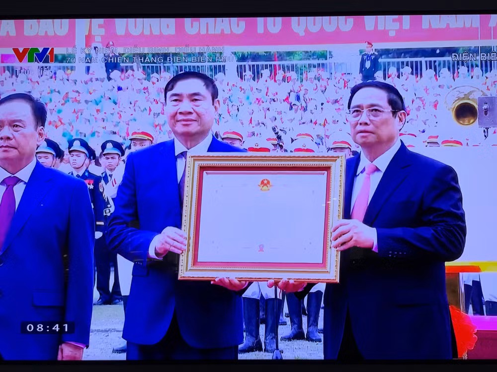 Thủ tướng Chính phủ Phạm Minh Chính trao bằng Huân chương cho đại diện lãnh đạo tỉnh Điện Biên. (Ảnh chụp màn hình)