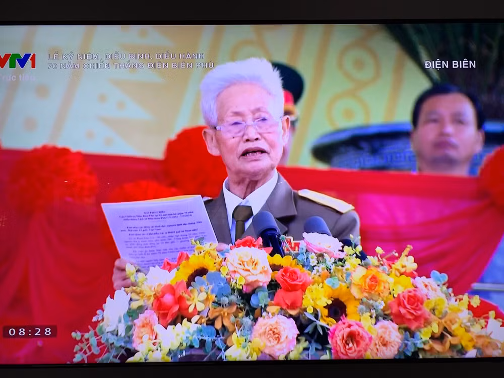 Đồng chí Phạm Đức Cư (94 tuổi, nguyên Trợ lý tham mưu Tiểu đoàn 394, Trung đoàn 367 pháo Cao xạ) phát biểu. (Ảnh chụp màn hình)