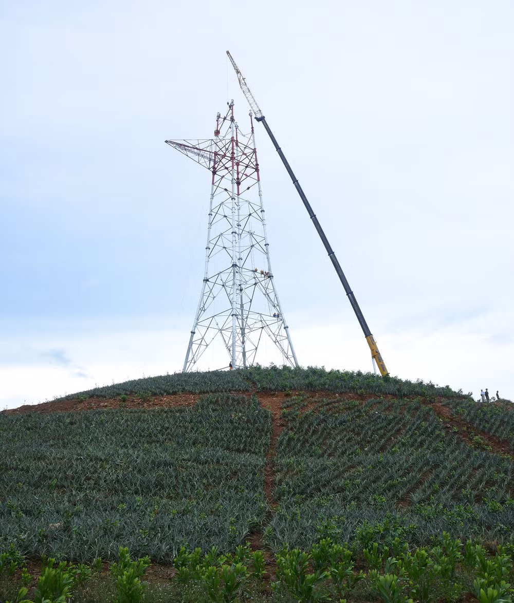 Thi công dựng cột VT22. Thi công dựng cột VT22.