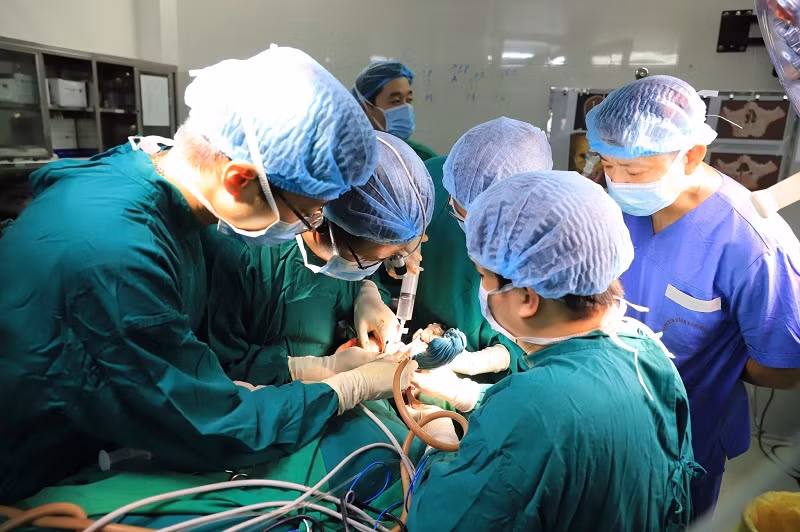Các bác sĩ phẫu thuật cho bệnh nhân. 