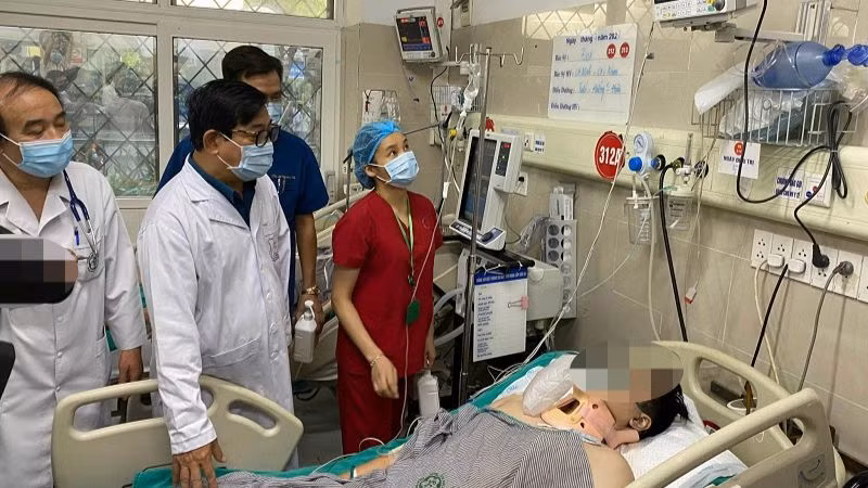 Bệnh nhân nằm cấp cứu tại Bệnh viện Bạch Mai. 