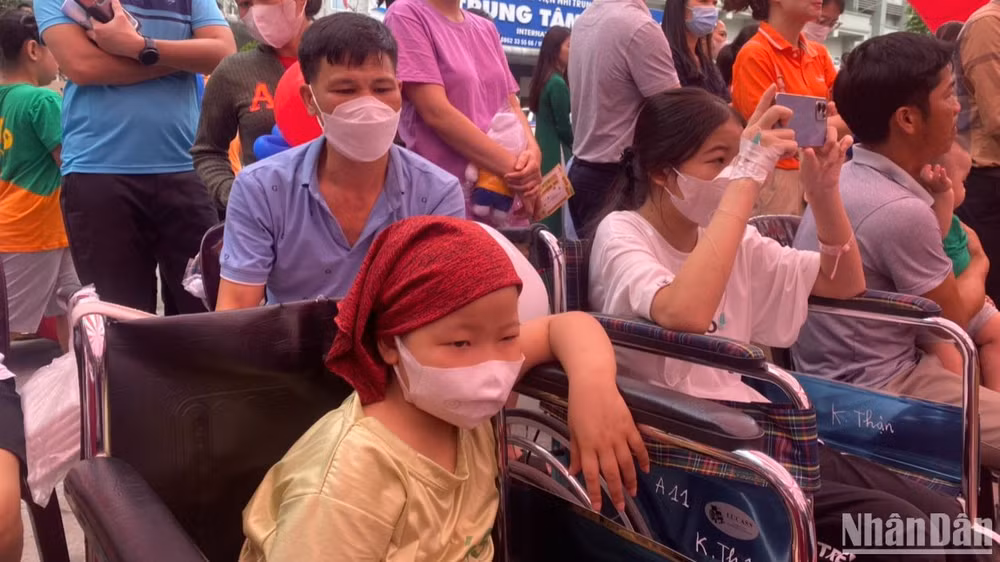Anh Ngô Văn Th là người chăm sóc bé D. suốt một năm qua tại bệnh viện. Bé D. hiện đang dần bình phục sức khỏe. Anh Ngô Văn Th là người chăm sóc bé D. suốt một năm qua tại bệnh viện. Bé D. hiện đang dần bình phục sức khỏe.