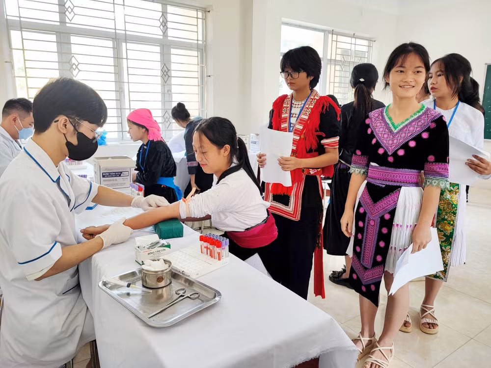 Em Vừ Thị Hồng Hoa (dân tộc Mông) được lấy máu xét nghiệm sàng lọc tan máu bẩm sinh. Em Vừ Thị Hồng Hoa (dân tộc Mông) được lấy máu xét nghiệm sàng lọc tan máu bẩm sinh.