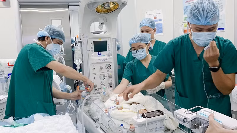Trẻ được chăm sóc tích cực sau sinh.