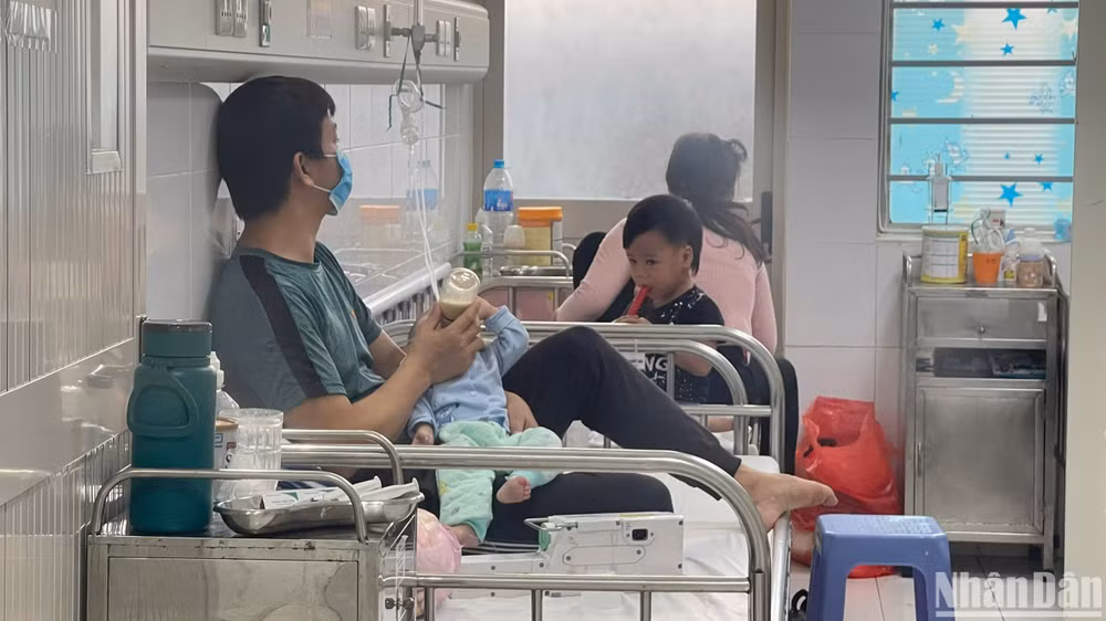 Nhiều trẻ mắc sởi do chưa tiêm vaccine.