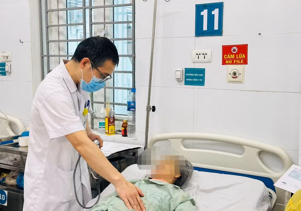 Tỷ lệ người cao tuổi nhập viện trong thời tiết nồm ẩm tăng cao.