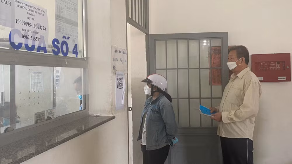 Người bệnh chờ phát thuốc điều trị bảo hiểm y tế. (Ảnh minh họa)