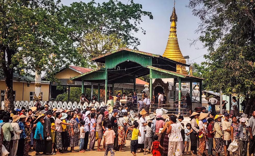 Dòng người xếp hàng đợi nhận đồ tiếp tế tại làng Sagaing, tỉnh Sagaing, Myanmar. (Ảnh: THÀNH ĐẠT) Dòng người xếp hàng đợi nhận đồ tiếp tế tại làng Sagaing, tỉnh Sagaing, Myanmar. (Ảnh: THÀNH ĐẠT)