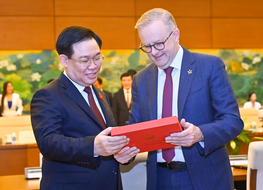 Chủ tịch Quốc hội Vương Đình Huệ tặng quà lưu niệm cho Thủ tướng Australia Anthony Albanese. (Ảnh: DUY LINH) Chủ tịch Quốc hội Vương Đình Huệ tặng quà lưu niệm cho Thủ tướng Australia Anthony Albanese. (Ảnh: DUY LINH)