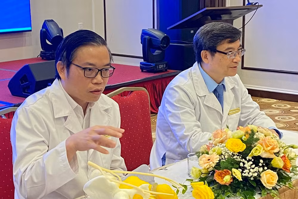 Giáo sư Trần Trung Dũng và Phó Giáo sư Phạm Đức Huấn đang trao đổi về phương án phẫu thuật cho ca bệnh.