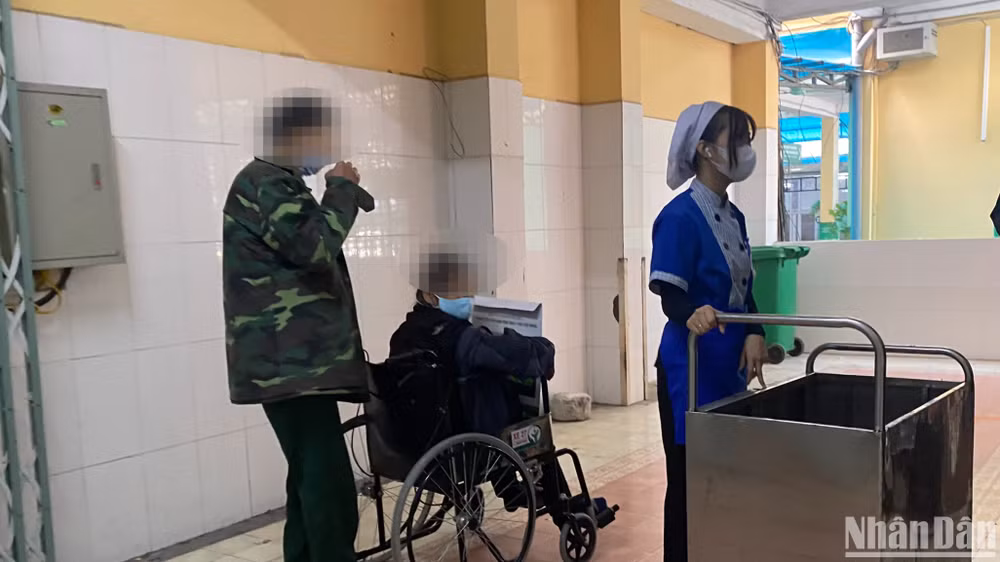 Bệnh nhân bị xẹp cột sống đang làm các xét nghiệm để chờ được xếp lịch mổ. Bệnh nhân bị xẹp cột sống đang làm các xét nghiệm để chờ được xếp lịch mổ.