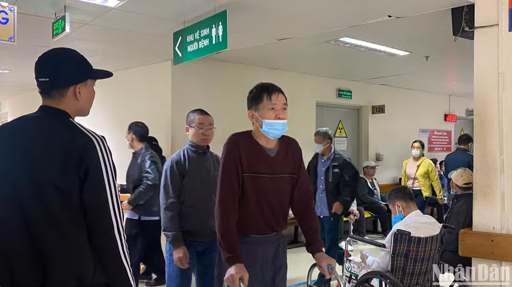 Một số bệnh nhân bày tỏ hoang mang khi bệnh viện tạm dừng mổ phiên. Một số bệnh nhân bày tỏ hoang mang khi bệnh viện tạm dừng mổ phiên.
