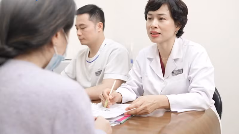 Bác sĩ tư vấn cho gia đình sản phụ.
