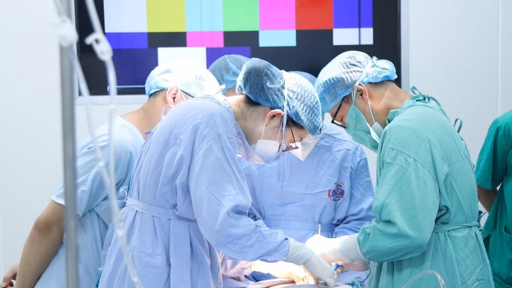 Các bác sĩ phẫu thuật cho bệnh nhân ung thư. 