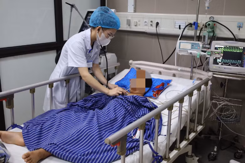 Bệnh nhân thở máy, đang được điều trị tích cực. (Ảnh: BVCC)