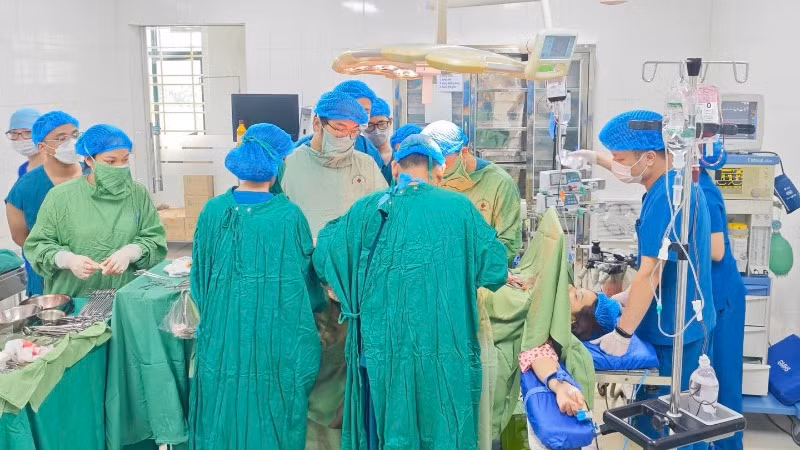 Các bác sĩ phẫu thuật lấy thai, bảo toàn tính mạng cho sản phụ.