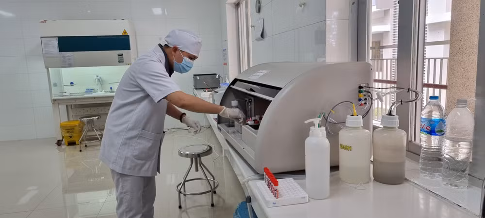 Phân tích mẫu xét nghiệm. 