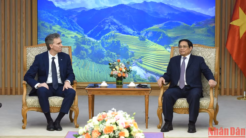 Thủ tướng Phạm Minh Chính tại buổi tiếp ông Juan Ignacio Rubiolo, Phó Chủ tịch Thường trực Tập đoàn năng lượng AES (Hoa Kỳ).